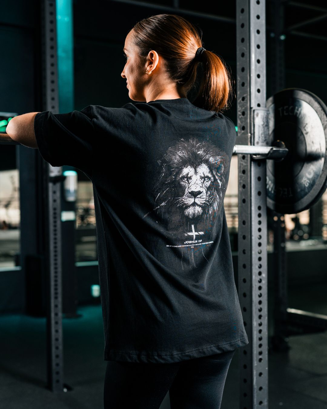 Joshua 1:9 'Lion' Women’s Oversized T-Shirt
