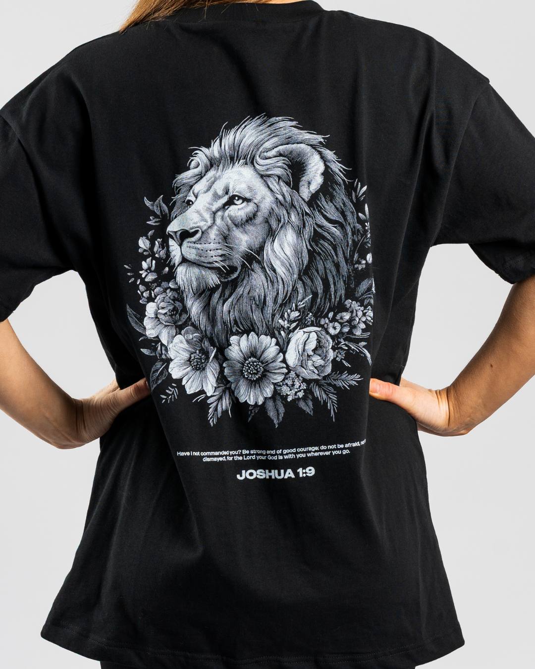 Joshua 1:9 'Courageous Roar' Women’s Oversized T-Shirt