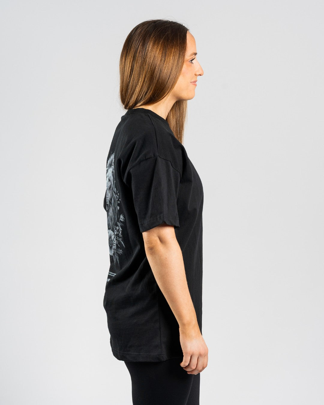 Josué 1:9 "Rugido Valiente" Camiseta extragrande para mujer