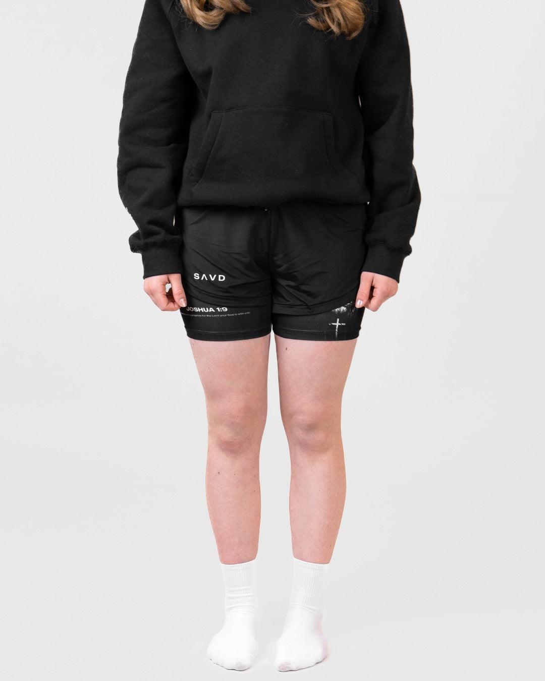 Pantalones cortos deportivos para niñas Josué 1:9 "León"