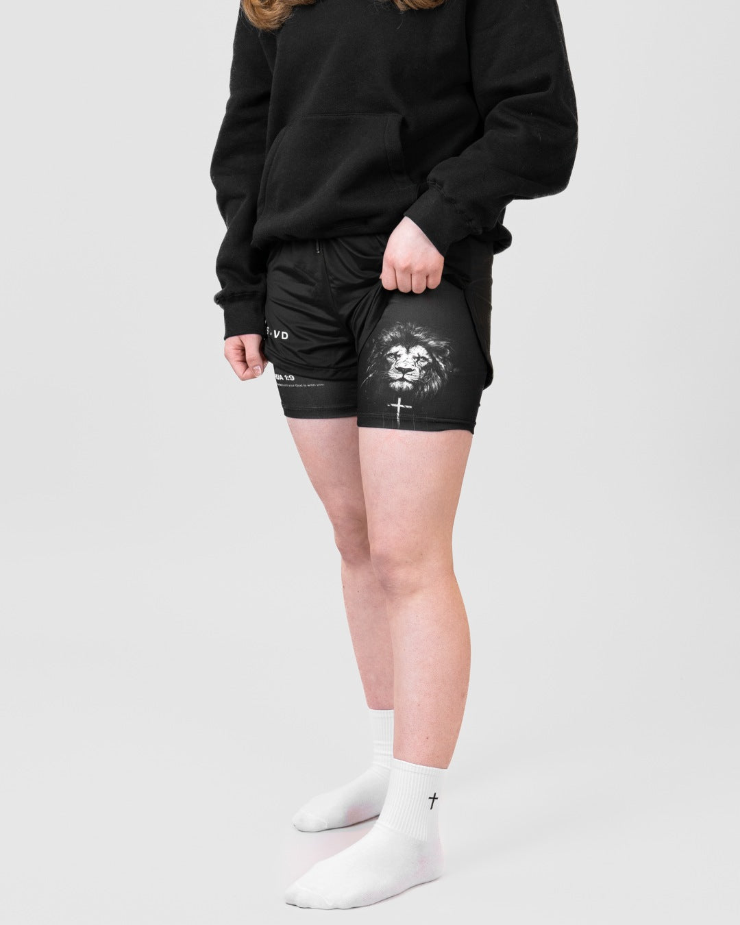 Pantalones cortos deportivos para niñas Josué 1:9 "León"