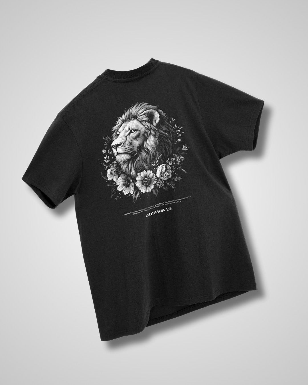 Josué 1:9 "Rugido Valiente" Camiseta extragrande para mujer